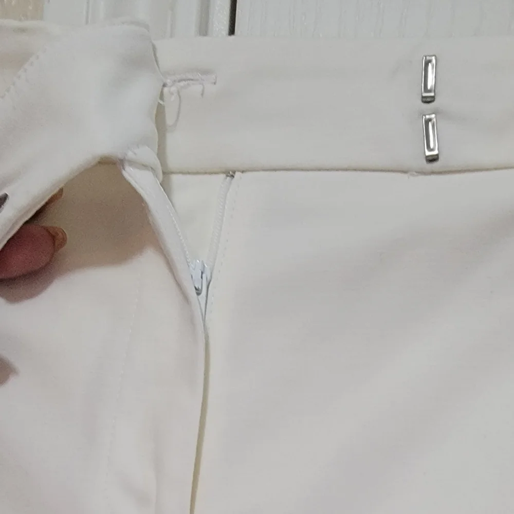 RAFAELLA WHITE BERMUDA SHORTS - Picture 3 of 9